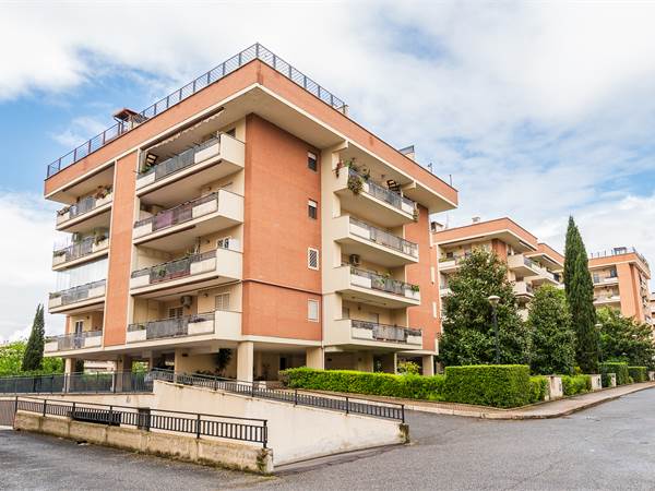 Ponte di Nona, piano medio con terrazzo