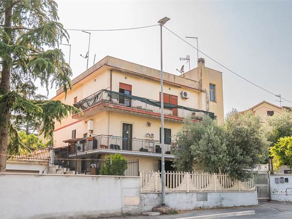 Collefiorito, Trilocale con 120mq di Giardino