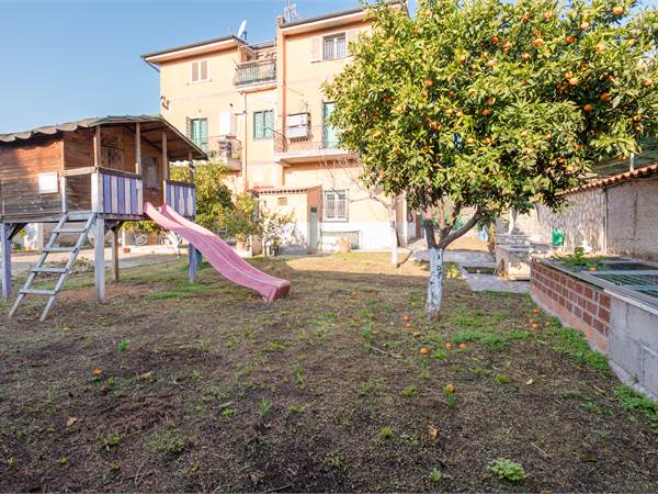 Giardini di Corcolle, trilocale con giardino